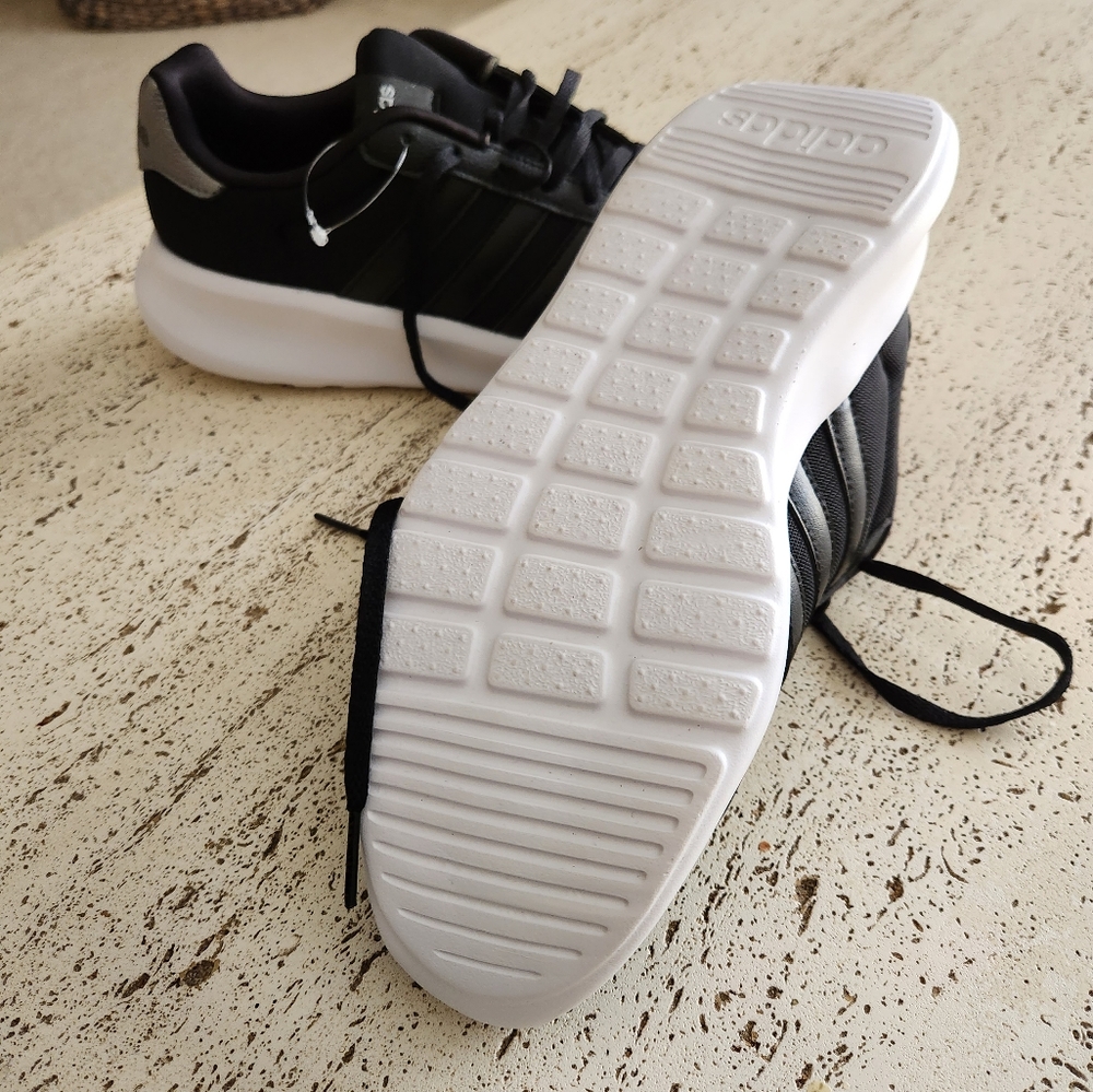 Women's tennis shoes